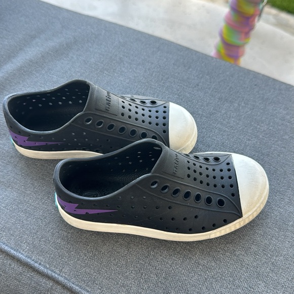 Native shoes black white with lightening⚡️toddler size 9 - Picture 6 of 9
